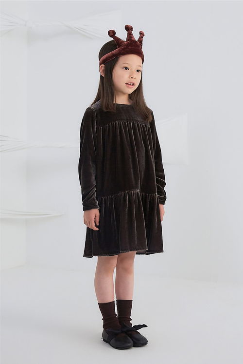 輕巧禮服裝，一本正經(jīng)的精致孩童風尚